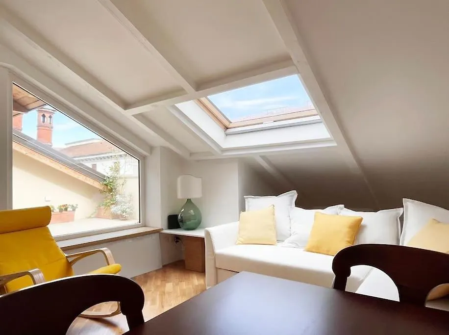 Apartment Mansarda Con Terrazzo Centralissima Milan Italy